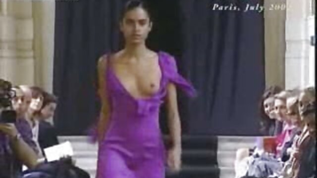 Egy kanos kopasz fickó feszes puncival mostoha porno játszik