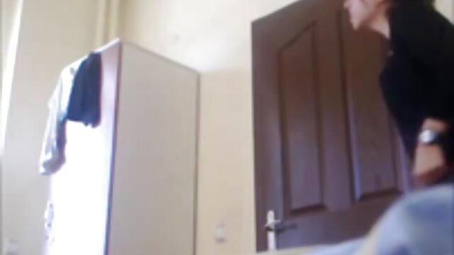 A csöcsös sex kenős barna leszbikusok kedveskednek egymásnak, és szenvedélyesen csókolóznak