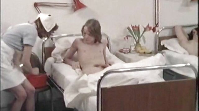 A kurva motoros, Ashton pornó videók online Pierce kakason ül a biciklin