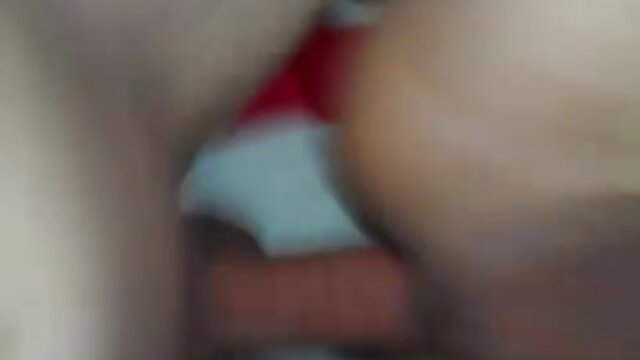 Csupa szenvedély, rövid hajú barna mocsok kap neki feszes pornoanya puncit beverni