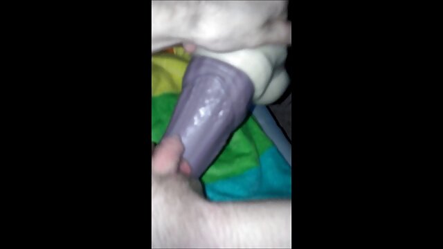 Az erotikus videok ingyen elbűvölő csajok, July és Maria M egy retró stílusú anális szexjelenetben rohadnak meg