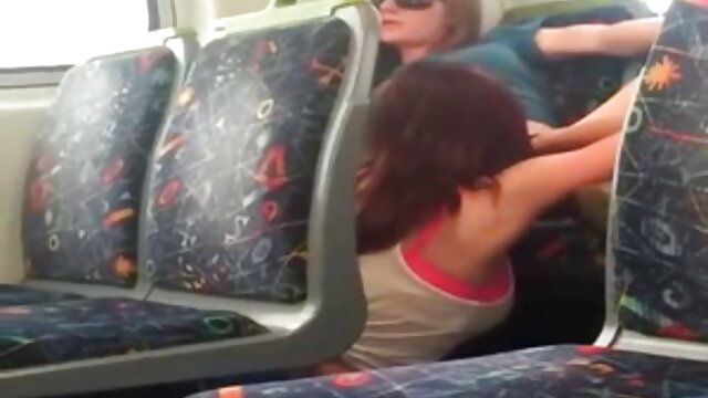 A meztelen lányok egy klubban kemény pornó videók szórakoztatják egymást nyilvánosan