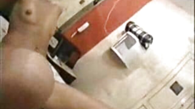 Az elkényeztetett barna nimfó Brandy Nicole-nak punciját és végbélnyílását szögezték be limuzinban magyarul beszélő sexfilm