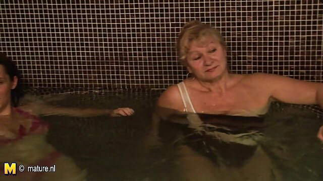 A barna nagymama sex video kurva Stephani Moretti olajos masszázst végez