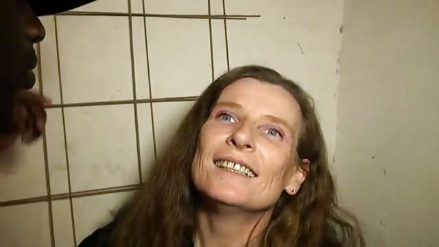 Lányok rosszul ingyenxex lettek hármasban, és rosszul lökték őket