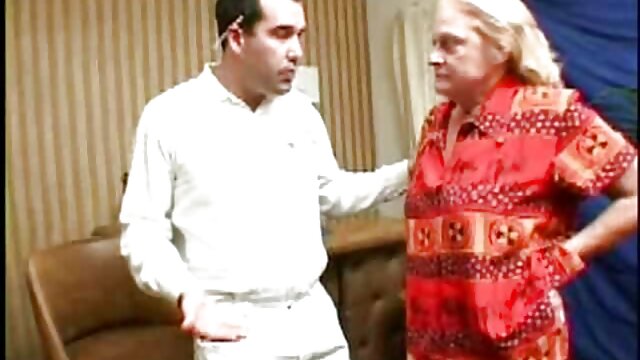 Két bimbó csinos puncik osztozik egy srácon, és hagyják, hogy egyenként dugja meg őket